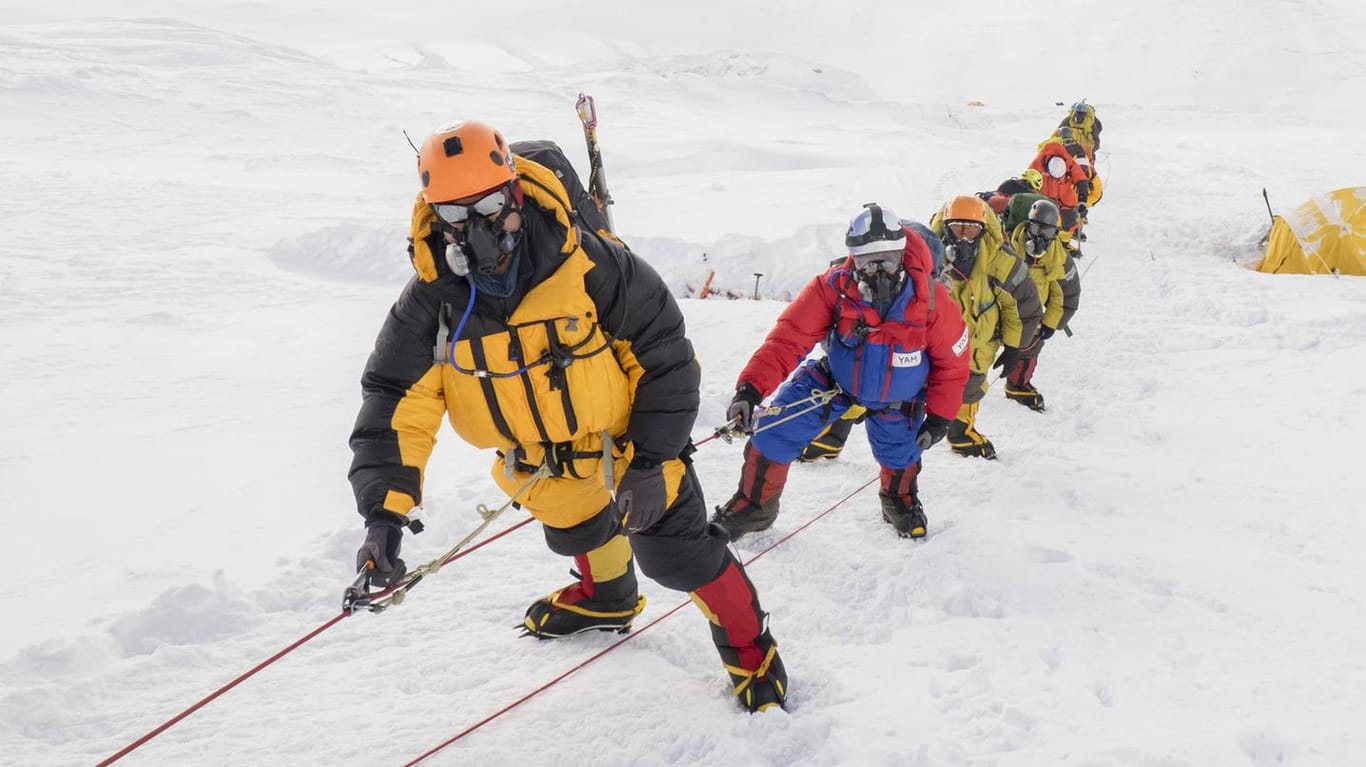 Kletterer auf dem Mount Everest: In der sogenannten Todeszone des Mount Everest kommt es wegen des großen Menschenandrangs zu langen und lebensgefährlichen Staus. (Symbolbild)