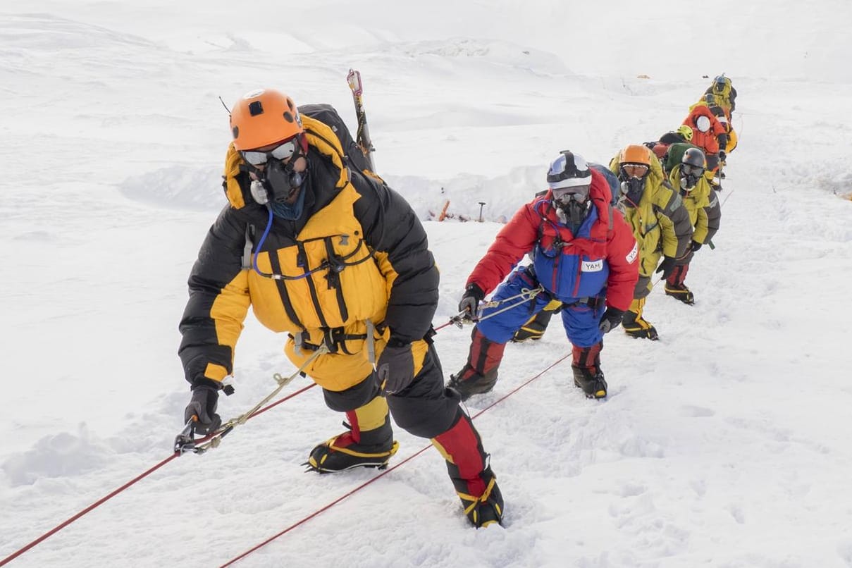 Kletterer auf dem Mount Everest: In der sogenannten Todeszone des Mount Everest kommt es wegen des großen Menschenandrangs zu langen und lebensgefährlichen Staus. (Symbolbild)