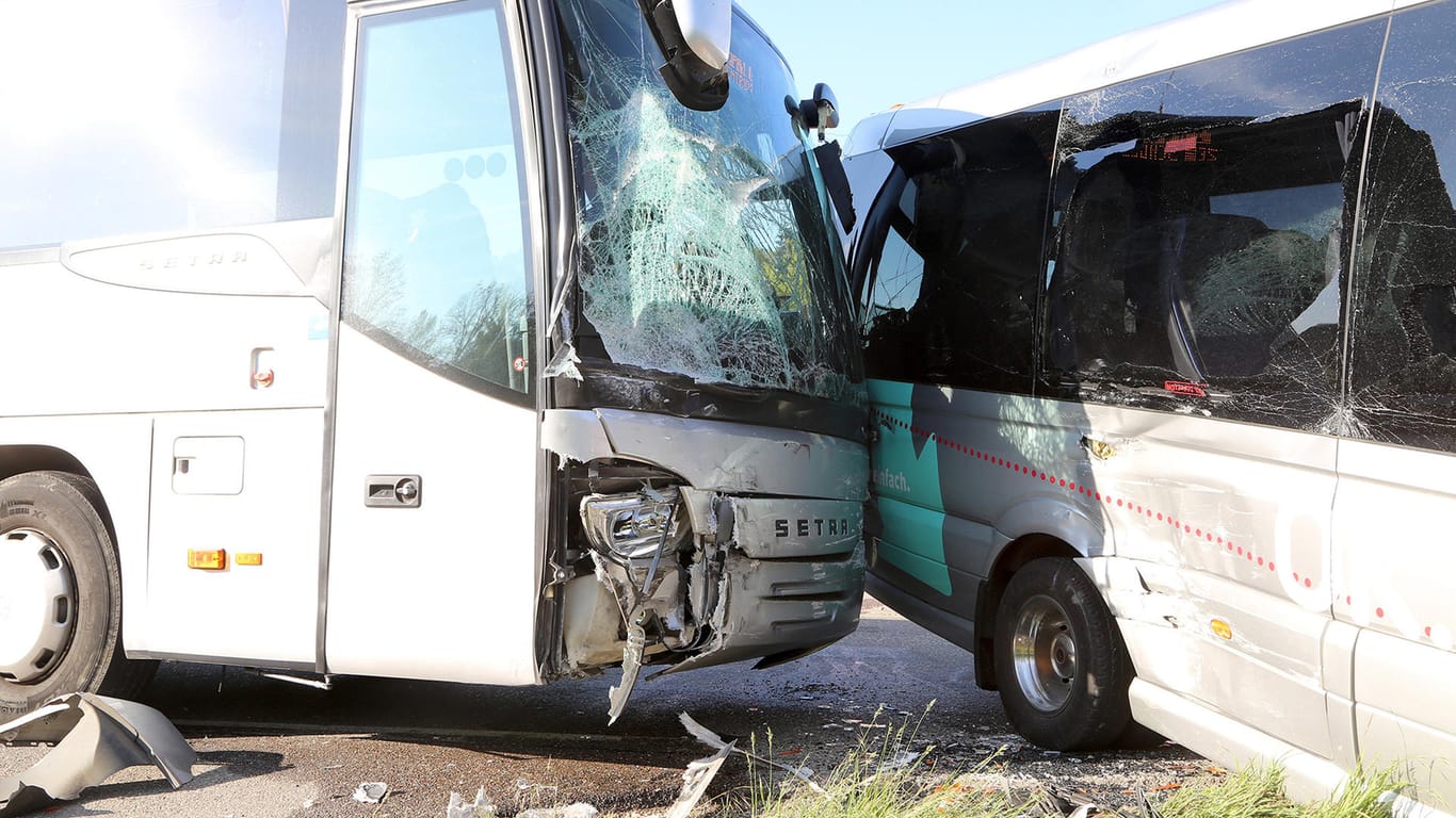 Unfall mit zwei Schulbussen in Baden-Württemberg: Mehrere Menschen wurden teils schwer verletzt.