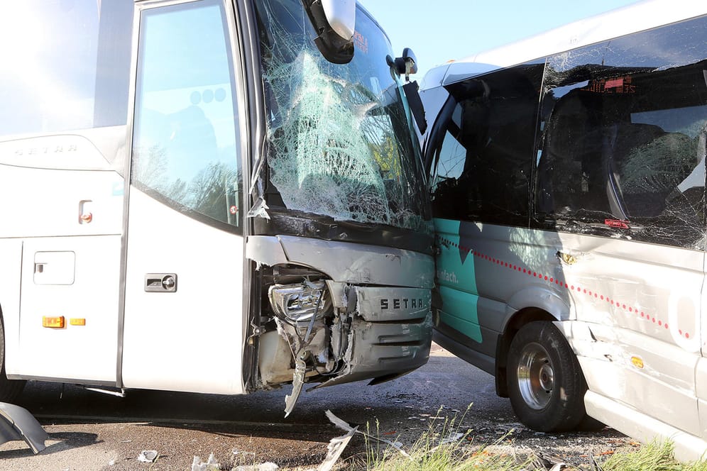 Unfall mit zwei Schulbussen in Baden-Württemberg: Mehrere Menschen wurden teils schwer verletzt.