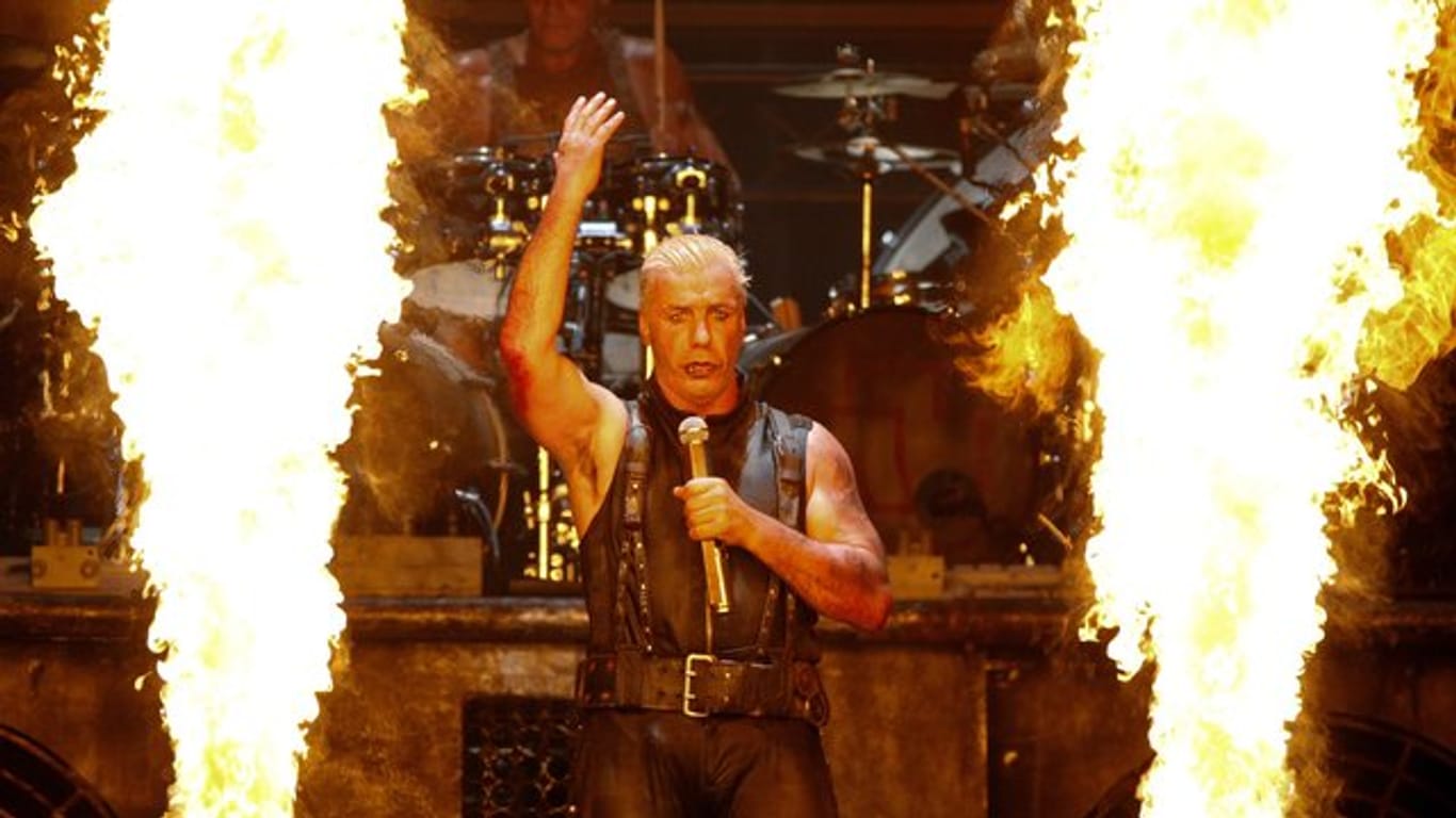 Till Lindemann, Frontman der Band Rammstein, im Rampenlicht.