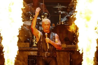Till Lindemann, Frontman der Band Rammstein, im Rampenlicht.