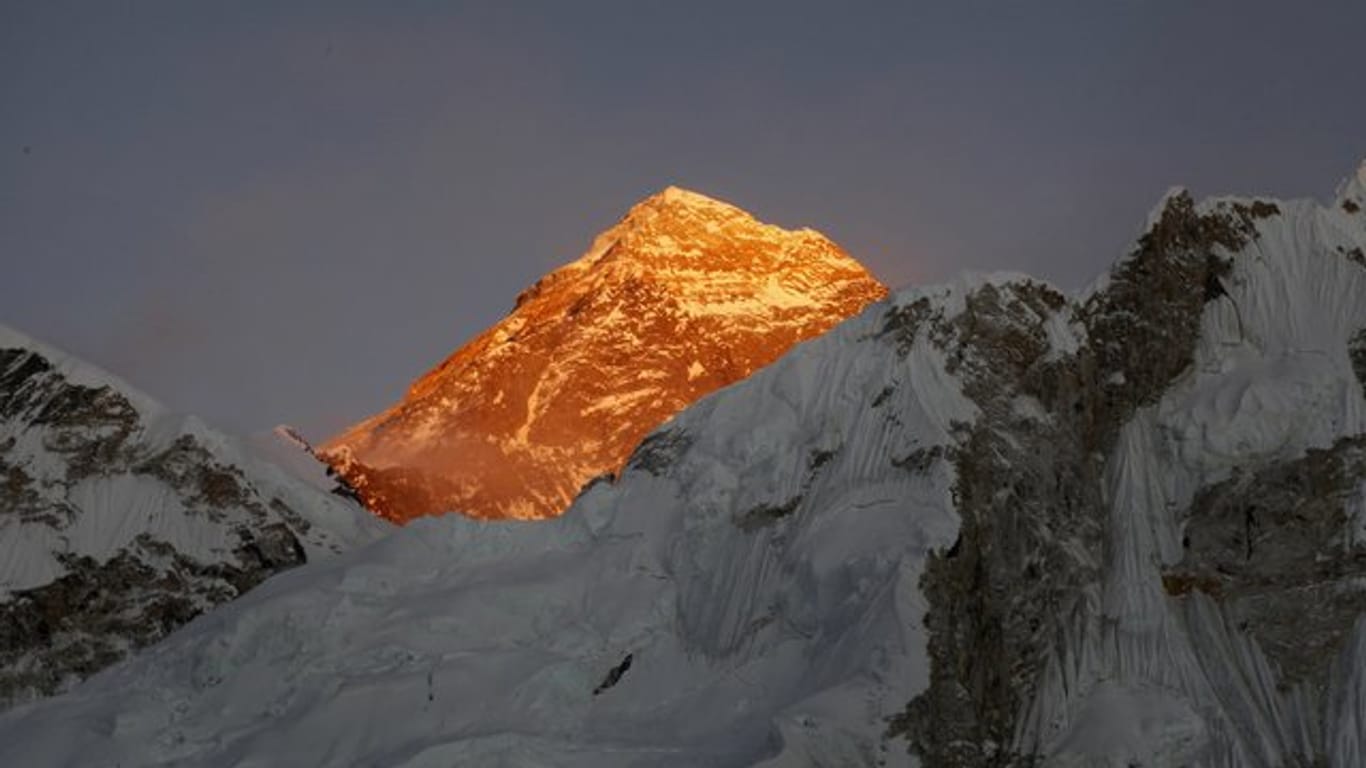 Seit der ersten Besteigung des Everest im Jahr 1953 schafften es inzwischen mehr als 5000 Menschen auf den Gipfel des Bergs.
