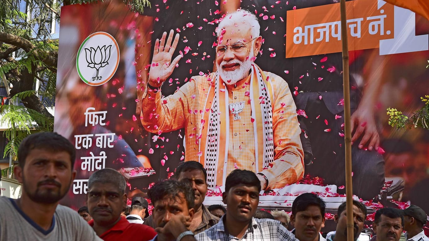 Ein Wahlplakat zeigt Narendra Modi: Das Endergebnis der Indien-Wahl steht fest.