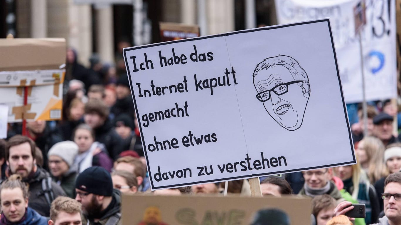 Im Mittelpunkt der Kritik: Axel Voss wurde zum Gesicht der Urheberrechtsreform, Kritik richtete sich wie hier bei einer Demo in Berlin oft gegen ihn persönlich.