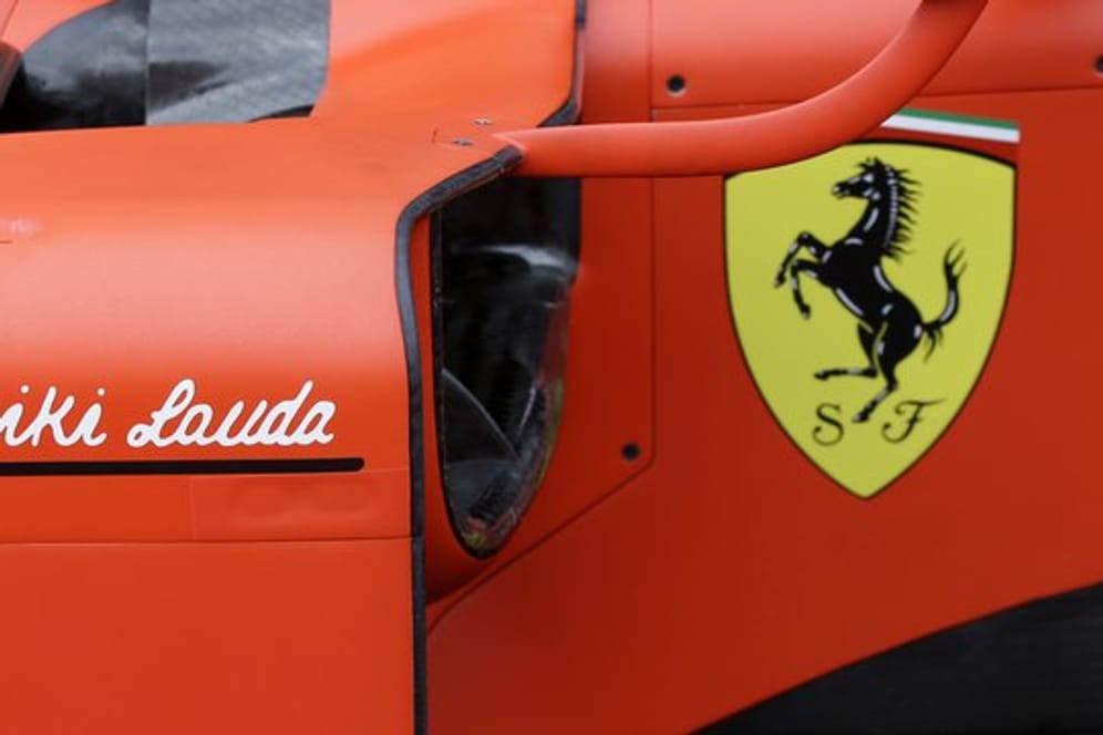 Auch Ferrari würdigt Niki Lauda: Sein Name fährt auf dem roten Boliden mit.