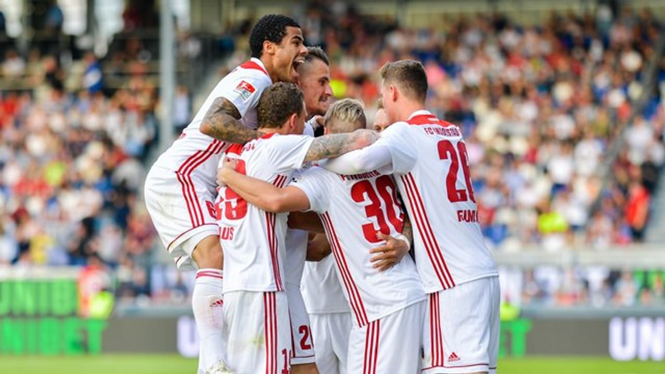 Die Spieler des FC Ingolstadt feiern den 2:1-Sieg gegen Wehen Wiesbaden.