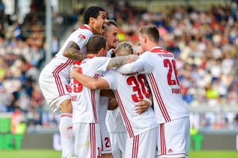 Die Spieler des FC Ingolstadt feiern den 2:1-Sieg gegen Wehen Wiesbaden.