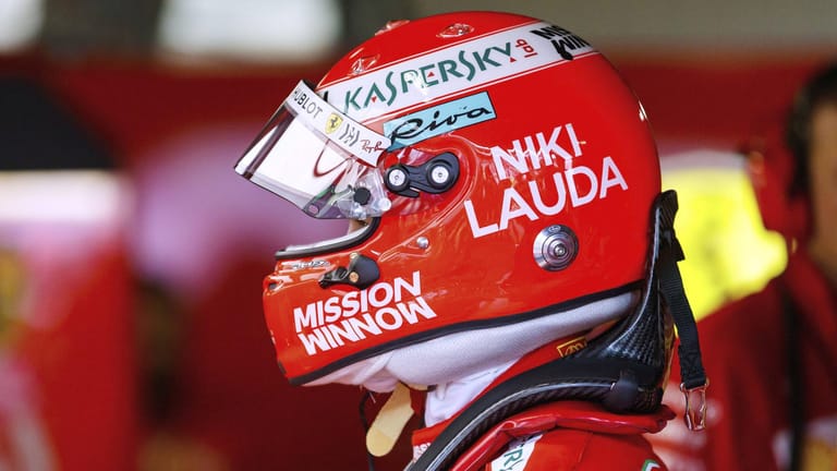 Ehrerweisung: Sebastian Vettel startet in Monaco mit dem Schriftzug "Niki Lauda" auf dem Helm.