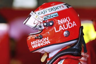 Ehrerweisung: Sebastian Vettel startet in Monaco mit dem Schriftzug "Niki Lauda" auf dem Helm.