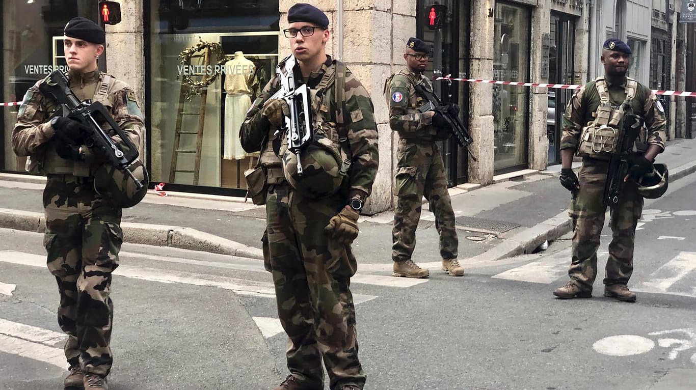 Sicherheitskräfte am Tatort: Bei einer Explosion in Lyon sind mehrere Menschen verletzt worden.