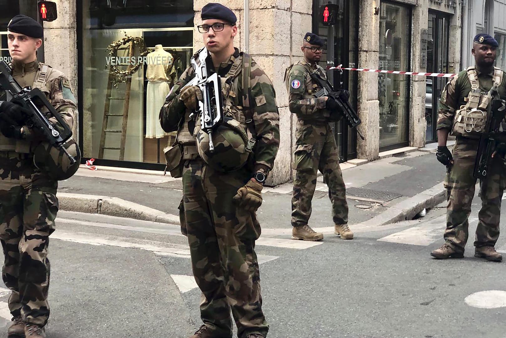 Sicherheitskräfte am Tatort: Bei einer Explosion in Lyon sind mehrere Menschen verletzt worden.