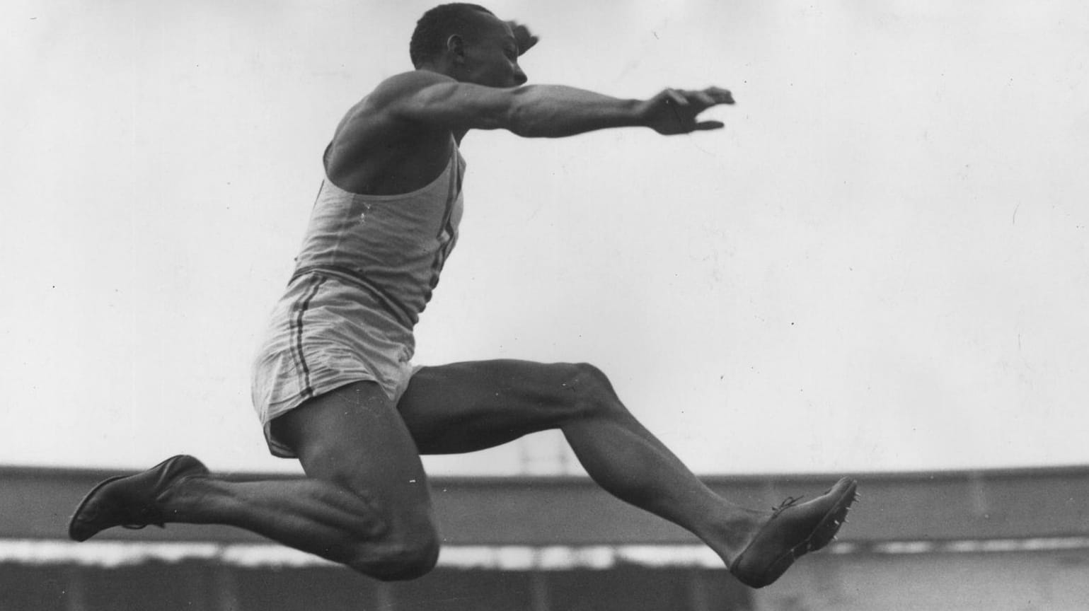Jesse Owens beim Weitsprung (Symbolbild).