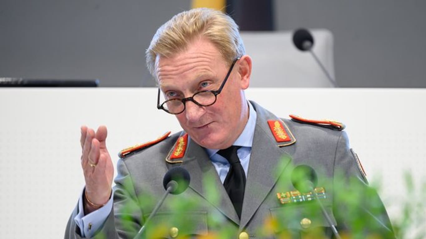 Jürgen-Joachim von Sandrart, Generalmajor des Heeres der Bundeswehr, spricht bei einem Festakt zur Verabschiedung von Soldatinnen und Soldaten in Auslandseinsätze am 24.