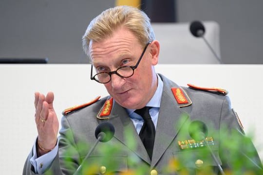 Jürgen-Joachim von Sandrart, Generalmajor des Heeres der Bundeswehr, spricht bei einem Festakt zur Verabschiedung von Soldatinnen und Soldaten in Auslandseinsätze am 24.