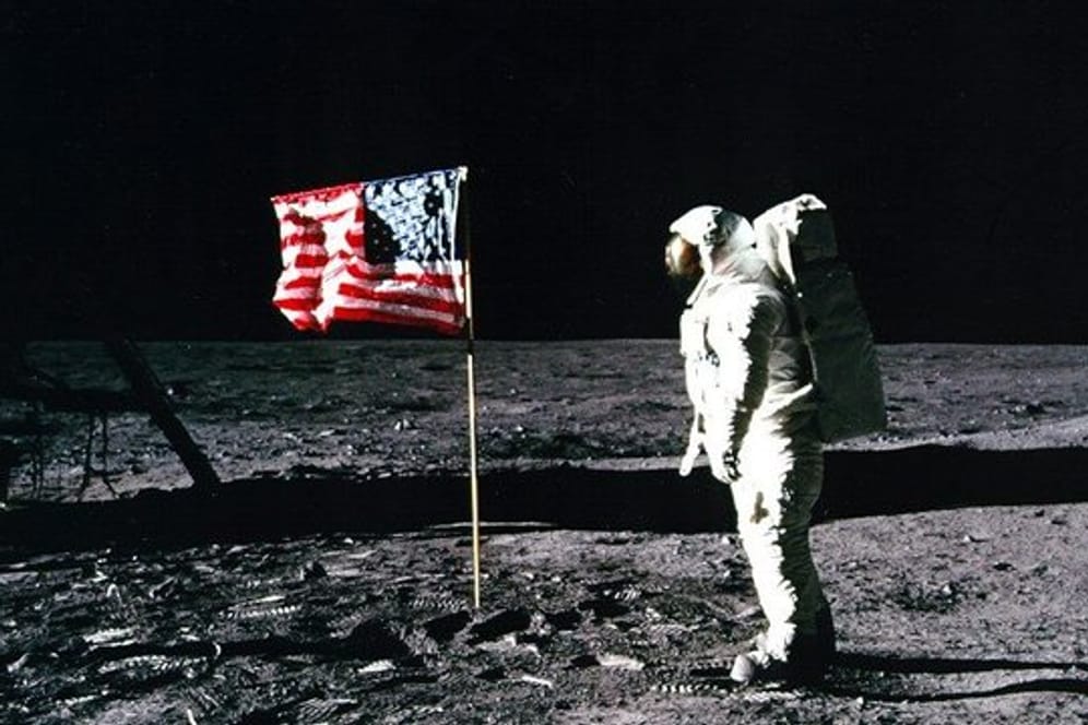 Apollo 11-Astronaut Edwin "Buzz" Aldrin steht 1969 neben der US-Flagge auf dem Mond.