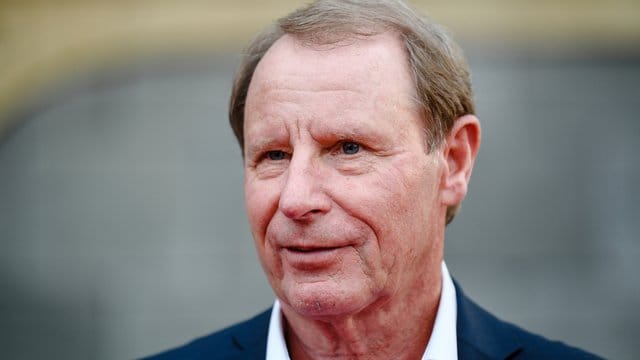 Berti Vogts hält wenig vom Kurz-Trainingslager der deutschen Nationalmannschaft im niederländischen Venlo.