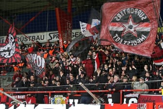 Fans von Ingolstadt sind nach dem Relegationshinspiel auf der Heimreise Opfer einer Attacke geworden.
