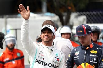 Weltmeister Lewis Hamilton feiert seine Pole Position.