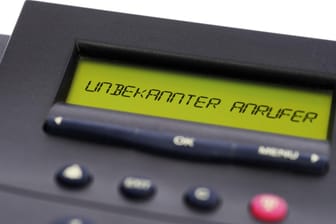 Display eines Telefons mit Schriftzug "Unbekannter Anrufer" (Symbolbild): Betrüger rufen derzeit im Namen von Vodafone an, um an Kundendaten zu kommen.