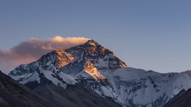 Wegen der schwierigen Witterungsbedingungen kann die Spitze des Mount Everest nur wenige Wochen im Frühjahr bestiegen werden. Wegen der schwierigen Witterungsbedingungen kann die Spitze des Mount Everest nur wenige Wochen im Frühjahr bestiegen werden.