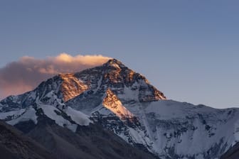 Wegen der schwierigen Witterungsbedingungen kann die Spitze des Mount Everest nur wenige Wochen im Frühjahr bestiegen werden.
