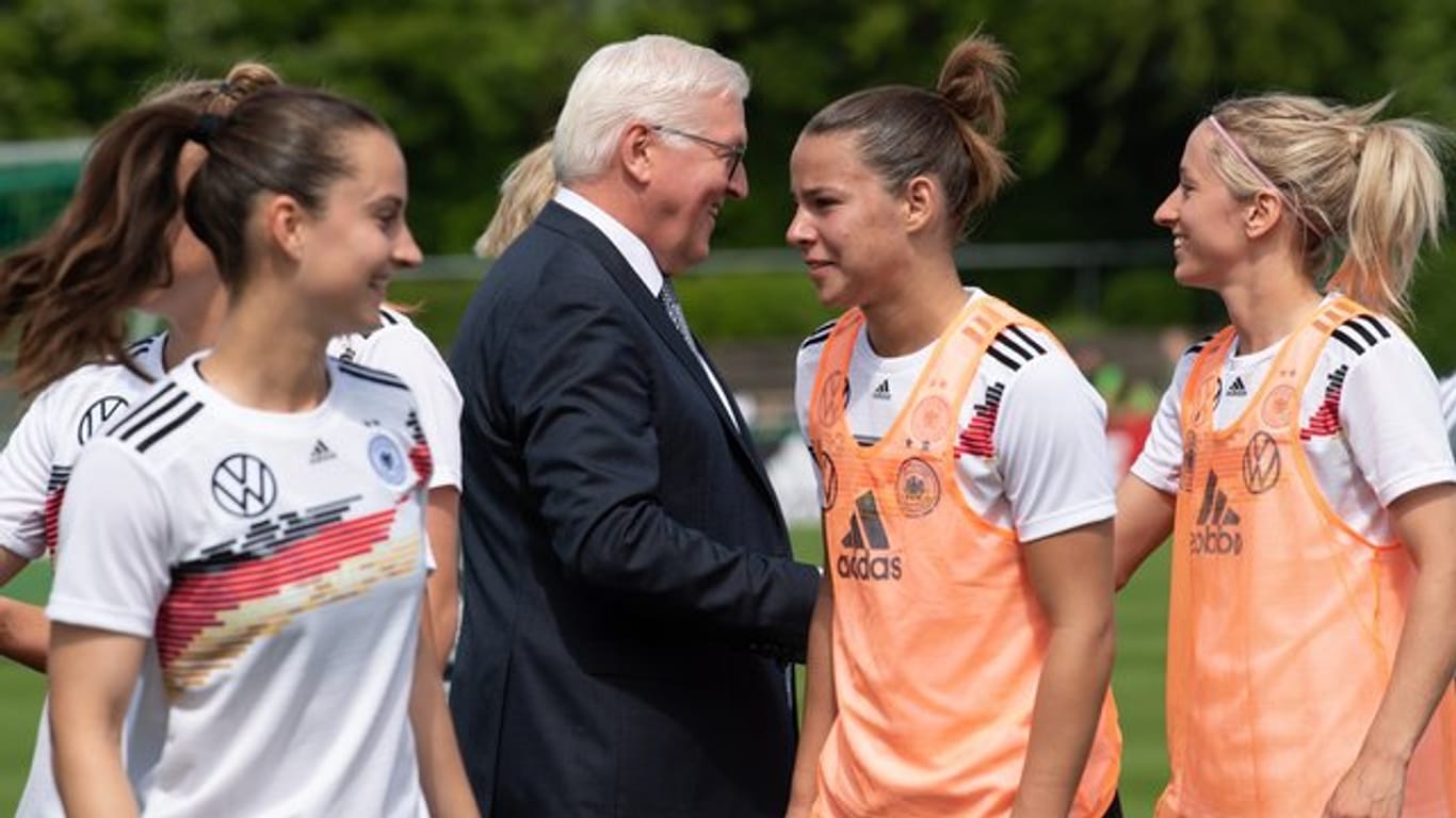 Bundespräsident Frank-Walter Steinmeier besucht das WM-Abschlusstrainingslager der Fußballnationalmannschaft der Frauen.