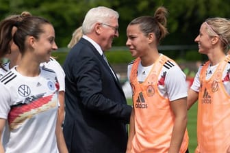 Bundespräsident Frank-Walter Steinmeier besucht das WM-Abschlusstrainingslager der Fußballnationalmannschaft der Frauen.