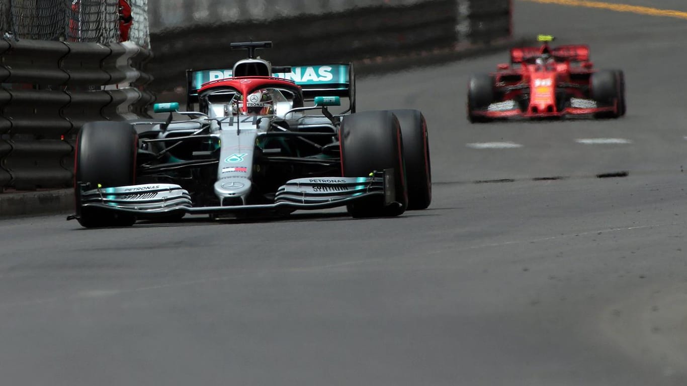 Hamilton auf der Strecke in Monaco vor Ferraris Leclerc.