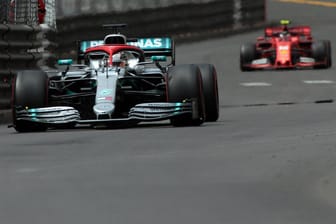Hamilton auf der Strecke in Monaco vor Ferraris Leclerc.