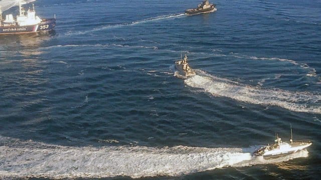 Ukrainische Marineboote fahren an der Halbinsel Krim in der Nähe der Meerenge zum Asowschen Meer in Gewässern, die von Russland beansprucht werden.