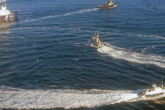 Ukrainische Marineboote fahren an der Halbinsel Krim in der Nähe der Meerenge zum Asowschen Meer in Gewässern, die von Russland beansprucht werden.