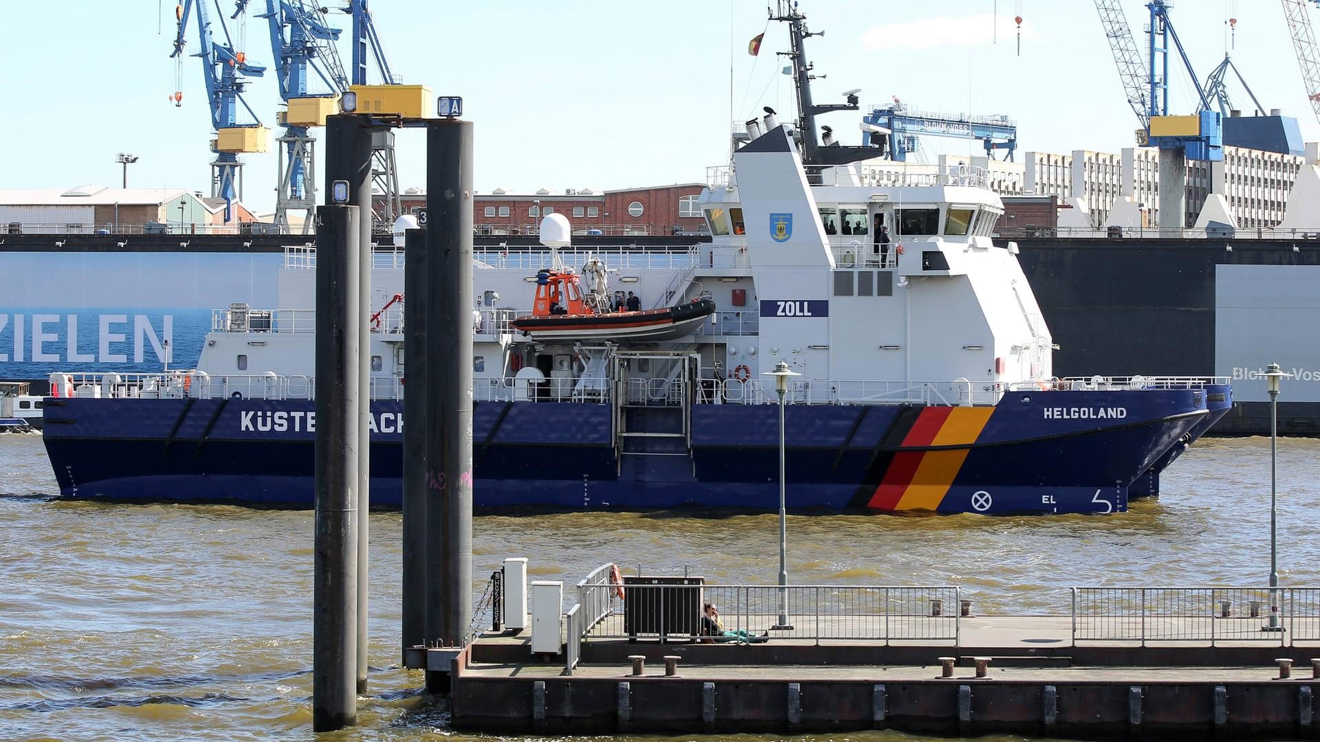 Schiffe auf der Elbe in Hamburg: Ein Boot hat in Hamburg mehr als 1.000 Liter Dieselkraftstoff verloren. Schiffe auf der Elbe in Hamburg: Ein Boot hat in Hamburg mehr als 1.000 Liter Dieselkraftstoff verloren.