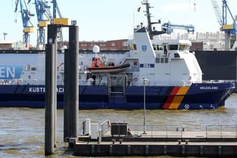 Schiffe auf der Elbe in Hamburg: Ein Boot hat in Hamburg mehr als 1.000 Liter Dieselkraftstoff verloren.