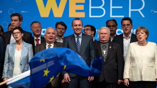 Europawahl-Spitzenkandidat Manfred Weber auf der Abschlusskundgebung in München umringt von konservativen Größen wie CDU-Chefin Annegret Kramp-Karrenbauer, EVP-Präsident Joseph Daul, der frühere polnische Präsident Lech Walesa oder Kanzlerin Angela Merkel.