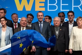 Europawahl-Spitzenkandidat Manfred Weber auf der Abschlusskundgebung in München umringt von konservativen Größen wie CDU-Chefin Annegret Kramp-Karrenbauer, EVP-Präsident Joseph Daul, der frühere polnische Präsident Lech Walesa oder Kanzlerin Angela Merkel.