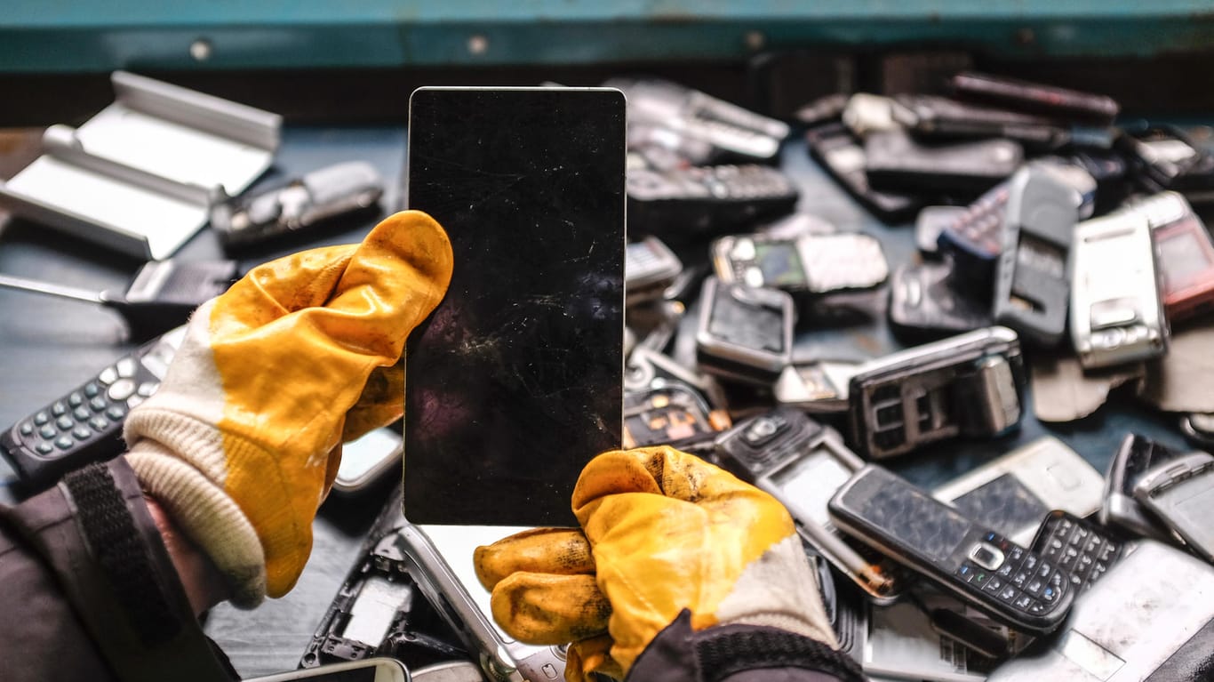 Ein altes Smartphone: In Elektroschrott sind Kupfer, Silber, Gold, Platin, Palladium, Rhodium, Zinn, Zink, Aluminium und Eisen, sowie 17 Seltene-Erden-Metalle verbaut.