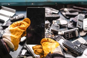 Ein altes Smartphone: In Elektroschrott sind Kupfer, Silber, Gold, Platin, Palladium, Rhodium, Zinn, Zink, Aluminium und Eisen, sowie 17 Seltene-Erden-Metalle verbaut.