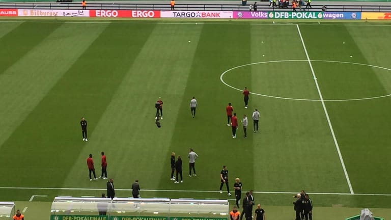 Früh am Start: Die Leipziger Spieler auf dem Rasen im Berliner Olympiastadion.