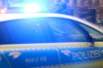 Einsatzwagen der Polizei (Symbolbild): In Rostock ist ein totes Baby auf der Straße gefunden worden.