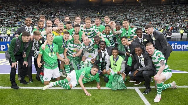 Celtic Glasgow schaffte zum dritten Mal in Serie das nationale Triple. Celtic Glasgow schaffte zum dritten Mal in Serie das nationale Triple.