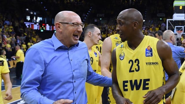 Oldenburgs Trainer Mladen Drijencic und Routinier Rickey Paulding freuen sich über den Halbfinaleinzug. Oldenburgs Trainer Mladen Drijencic und Routinier Rickey Paulding freuen sich über den Halbfinaleinzug.