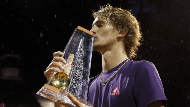 Alexander Zverev küsst die Trophäe nach seinem Turniersieg in Genf.