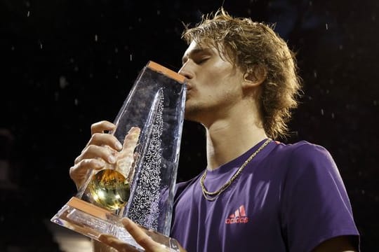 Alexander Zverev küsst die Trophäe nach seinem Turniersieg in Genf.