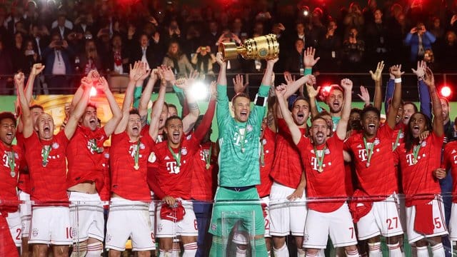 Torwart Manuel Neuer war nach dem Pokalsieg überglücklich.