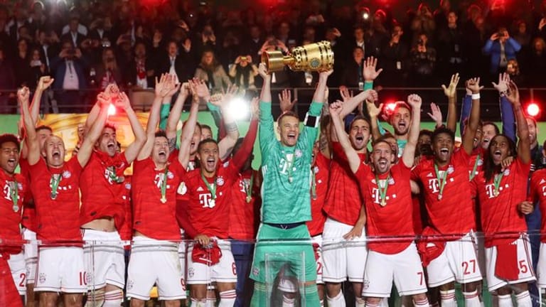 Torwart Manuel Neuer war nach dem Pokalsieg überglücklich.
