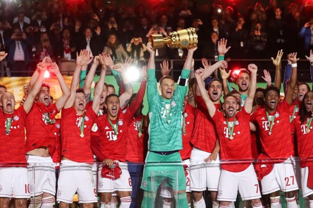 Torwart Manuel Neuer war nach dem Pokalsieg überglücklich.