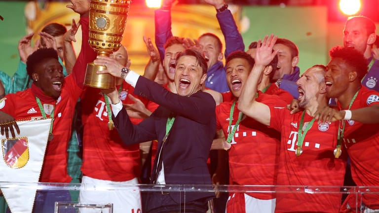 Pure Freude: Bayern-Trainer Niko Kovac (M.) präsentiert den DFB-Pokal.