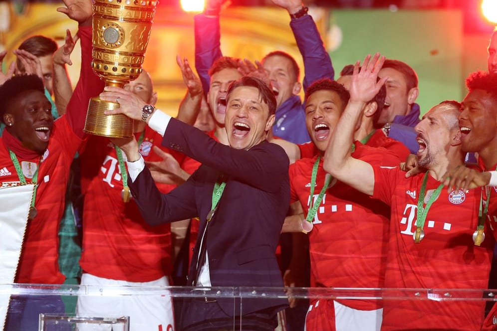 Pure Freude: Bayern-Trainer Niko Kovac (M.) präsentiert den DFB-Pokal.
