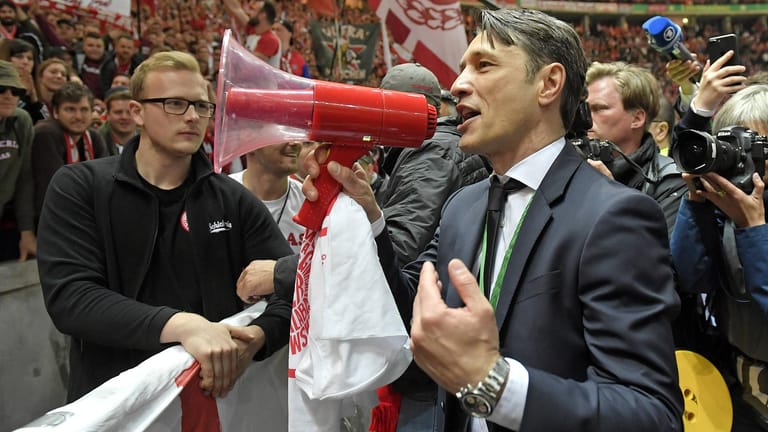 Sichtlich gelöst: Kovac nach Spielende mit Megaphon vor der Bayern-Fankurve.